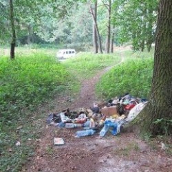 Вываливается груда  разносортного мусора.