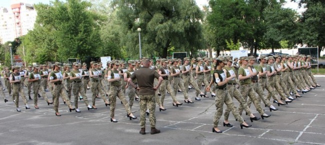 Курсантки будуть маршувати на параді до Дня Незалежності на підборах (Фото: facebook.com/MinistryofDefence.UA)