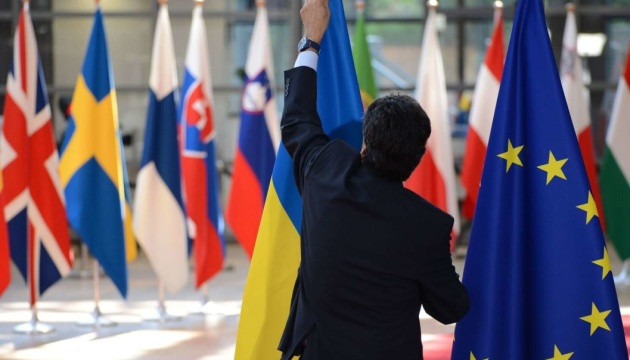 Як ви оцінюєте зовнішній курс України?