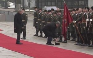 Порошенко поднял  шапку которую сдуло ветром и надел на солдата
