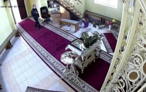 Самый верующий вор! Трижды перекрестился и ограбил церковь
