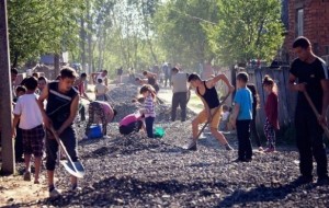 На Закарпатье за два дня цыгане построили дорогу: фотоотчет
