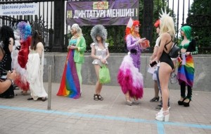  Гей-парад в Киеве: несколько сотен человек вышли с плакатом «Наварю геям їсти»