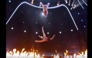 Только шмякнуло! На шоу "America's Got Talent" акробатка сорвалась с высоты и упала в огонь