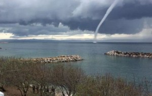 30-метровые смерчи пронеслись над Турцией 