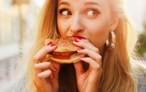Ученые рассказали почему нельзя есть на ходу