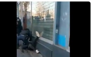 Цей запис викликав бурю у Франції. Поліцейський б’є чоловіка, що лежить на землі