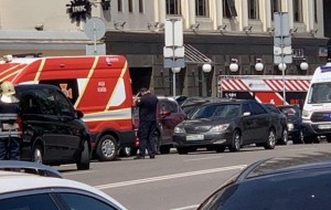 До захопленого терористом банку стягують військову техніку