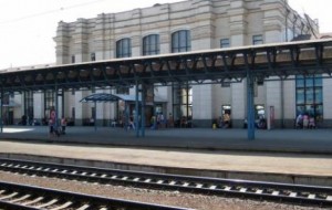 Новий скандал з Укрзалізницею: маму з двома дітьми вигнали вночі із залу очікування